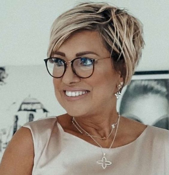 Pixie cut, Short hairstyles, Spring/summer trends, Low-maintenance, Versatility, Hair fashion, Hair color experimentation, Seasonal style, Timeless appeal, Bold statement, Facial feature enhancement, Spring fashion, Summer fashion, Haircut practicality, Haircut creativity, Chic look, Confidence, Edginess, Sophistication, Warm weather styling, Statement earrings, Trendy hats, Light, airy clothing, Floral prints, Bright colors, Big chop,