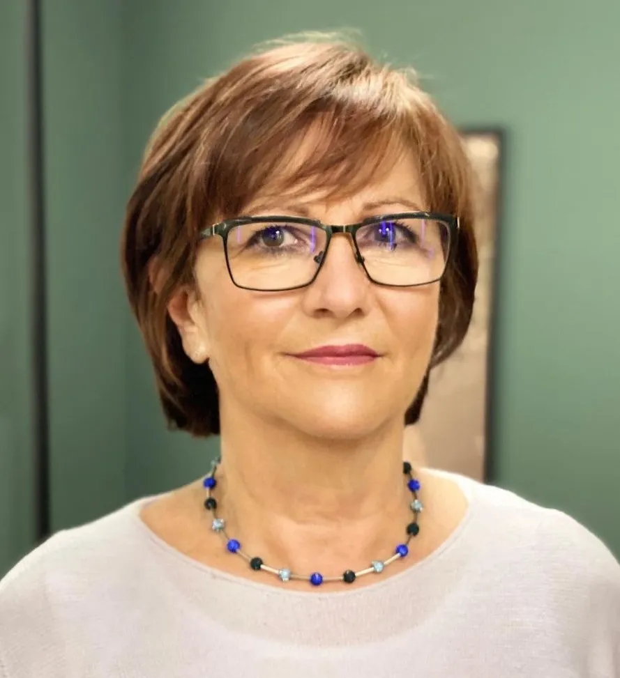 hairstyles for older women anti-age