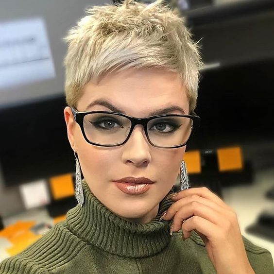 Coiffures Courtes & Couleurs Étonnantes pour Femmes +50 - Pinterest