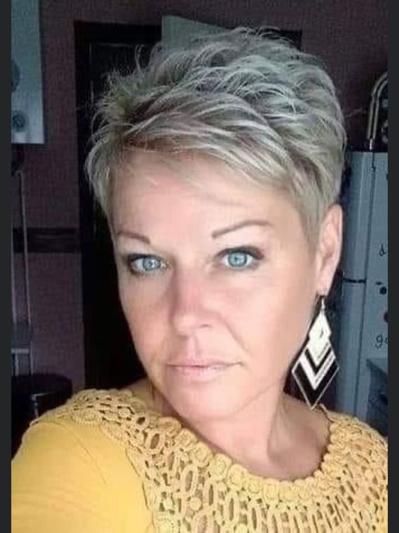 Coiffures Courtes & Couleurs Étonnantes pour Femmes +50 - Pinterest