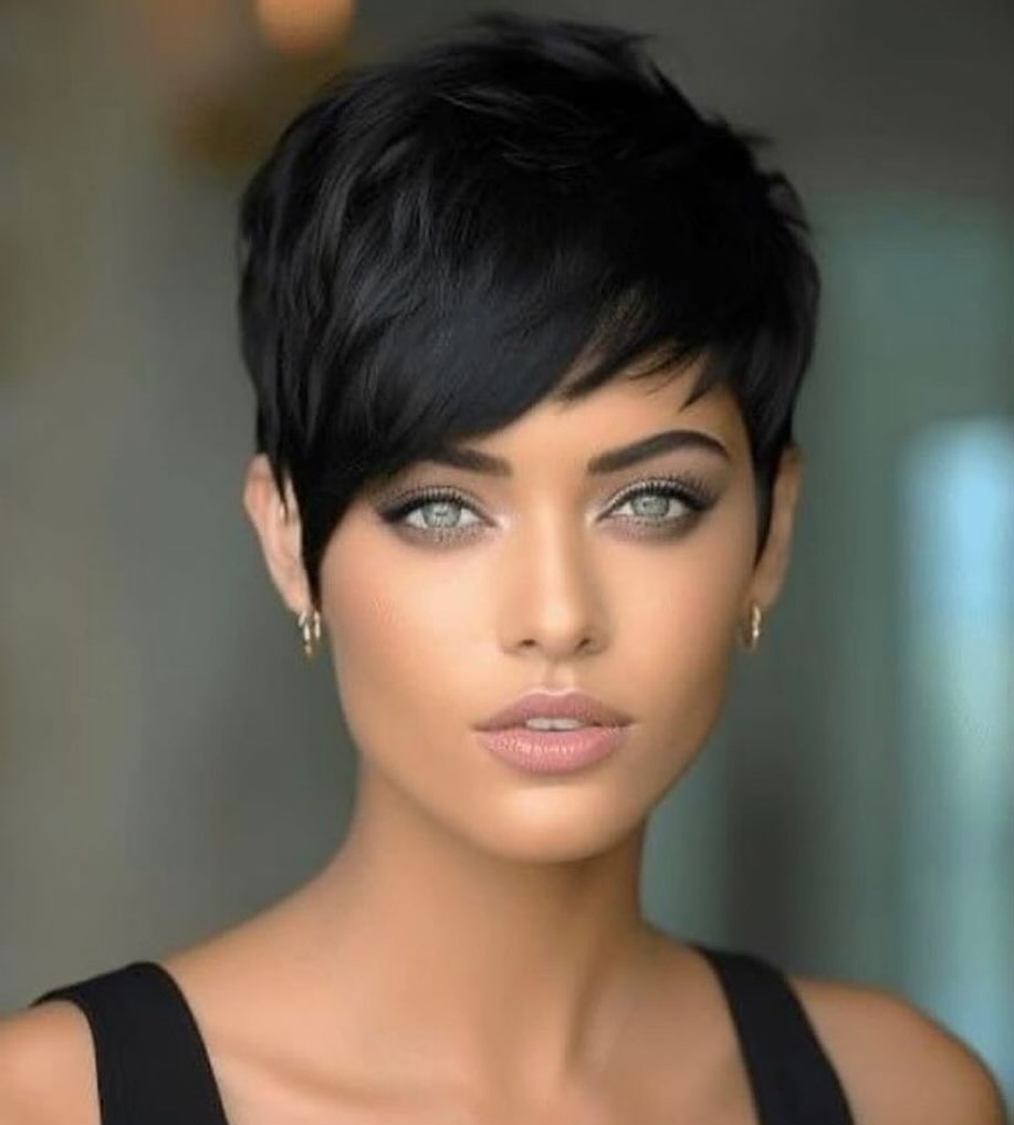 Short hairstyles for women trending 2024