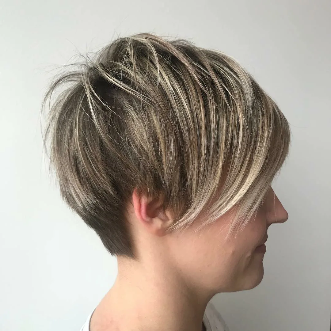 coupe ultra courte tendance avec mèches