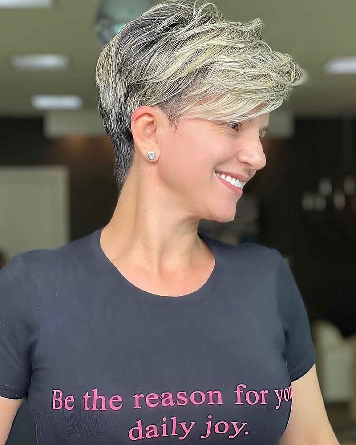 26 Enchanting Pixie Haircuts Enhanced with Stunning Highlights